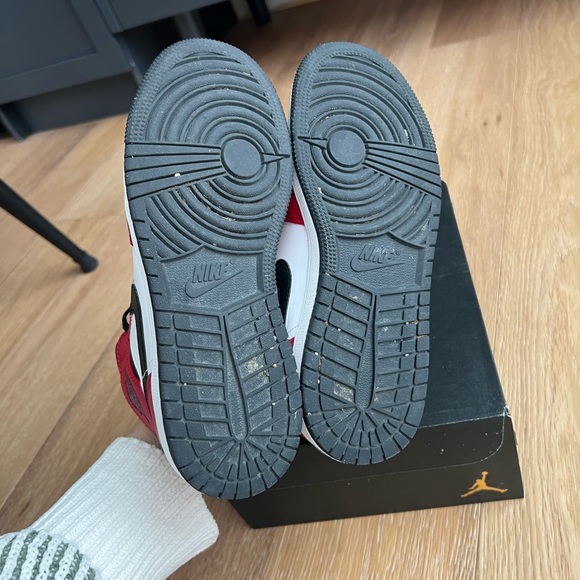 Air Jordan 1 Mid - Chicago Black Toe (GS) - Size US 4.5Y (Unisex) - Picture 9 of 14